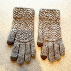 Gloves with smart finger